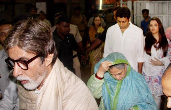 Amitabh Bachchan and Aishwarya Rai Bachchan visit Siddhivinayak temple with family